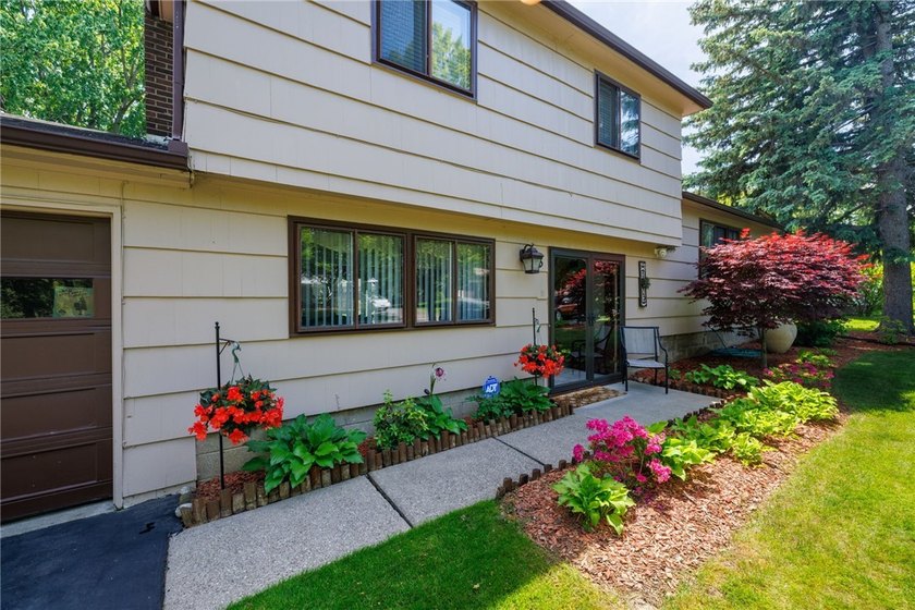 Beautifully maintained 3-bedroom, 1.5-bath split-level home - photo 4
