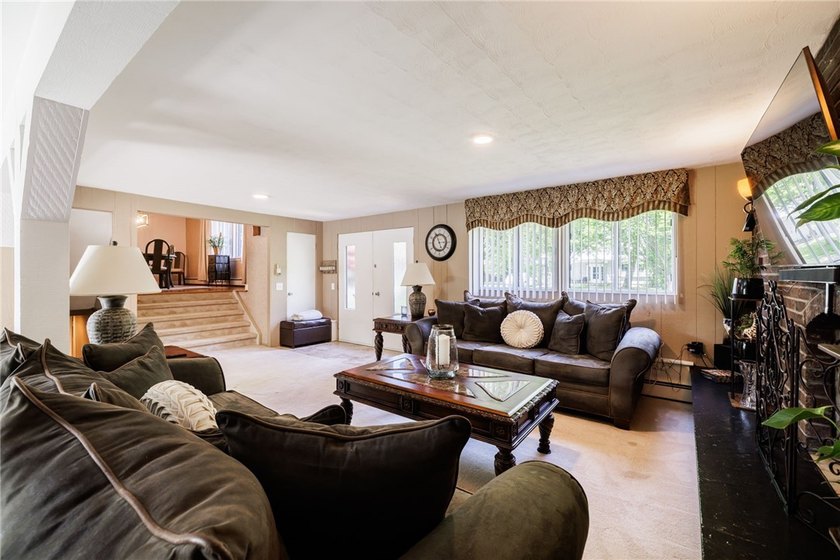 Beautifully maintained 3-bedroom, 1.5-bath split-level home - photo 5
