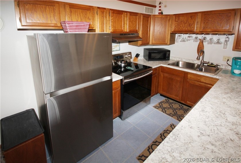 Top-floor living w/vaulted ceilings &amp; unforgettable main channel - photo 7