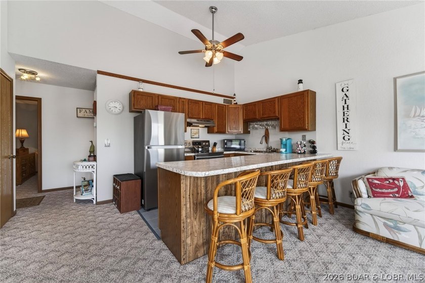 Top-floor living w/vaulted ceilings &amp; unforgettable main channel - photo 9