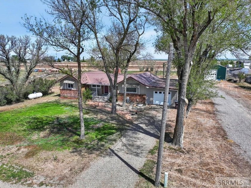 House with shop in quiet country setting on over 2 acres - photo 2