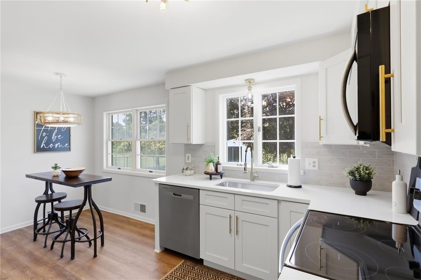 Beautiful white vinyl-sided Colonial with impressive front - photo 16