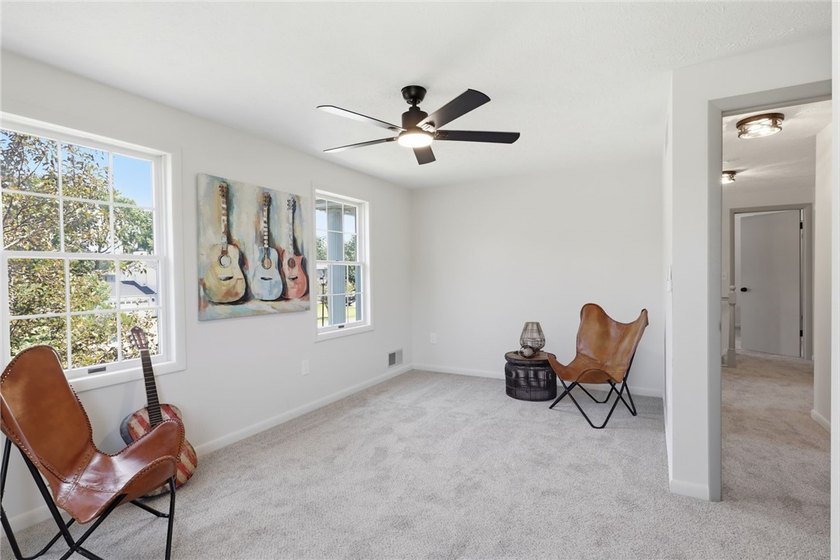 Beautiful white vinyl-sided Colonial with impressive front - photo 20