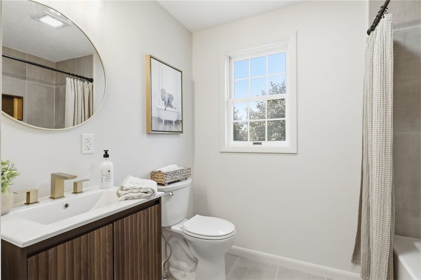 Beautiful white vinyl-sided Colonial with impressive front - photo 31