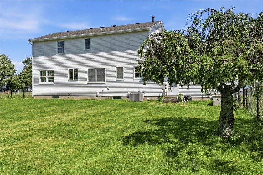 Beautiful white vinyl-sided Colonial with impressive front - photo 38
