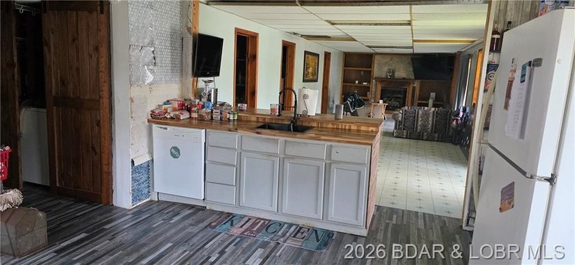 Large lakefront family home tucked back in a protective cove for - photo 9