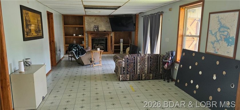 Large lakefront family home tucked back in a protective cove for - photo 10