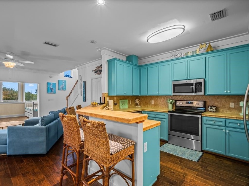 BRING BACK UP OFFERS!! Spectacular COASTAL 3 bedroom / 3 full - photo 9