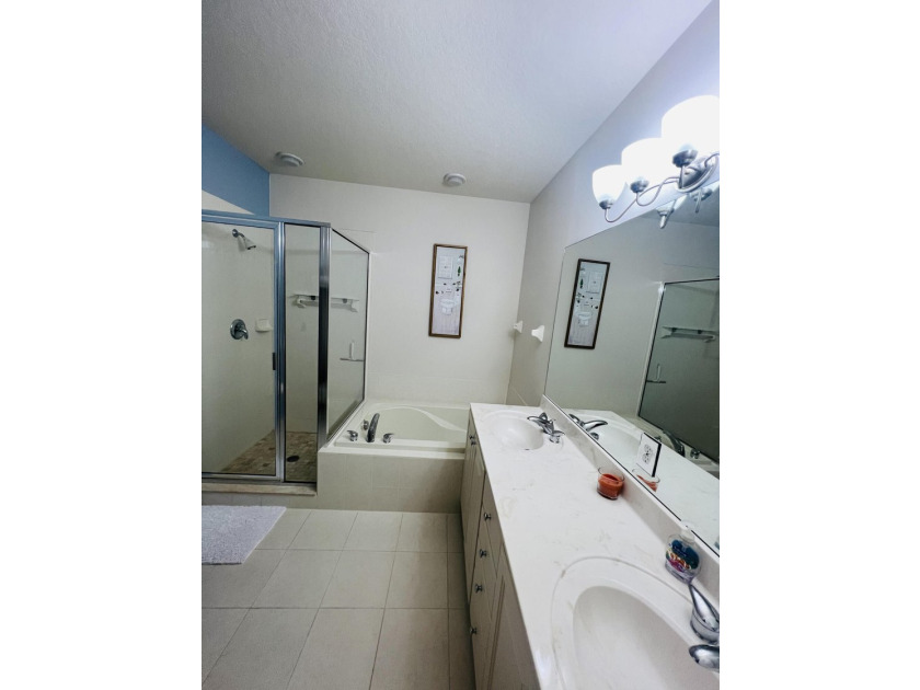 Beautifully maintained 3-bedroom, 2.5-bath lakefront townhouse - photo 11