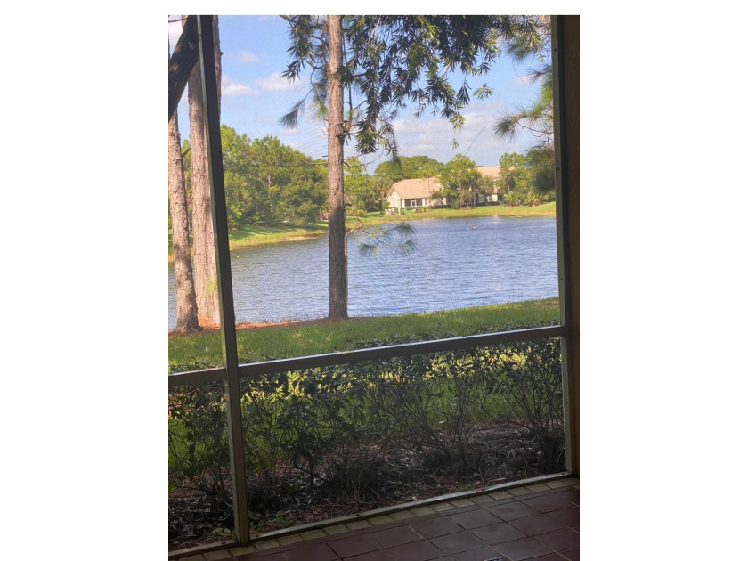 Beautifully maintained 3-bedroom, 2.5-bath lakefront townhouse - photo 18