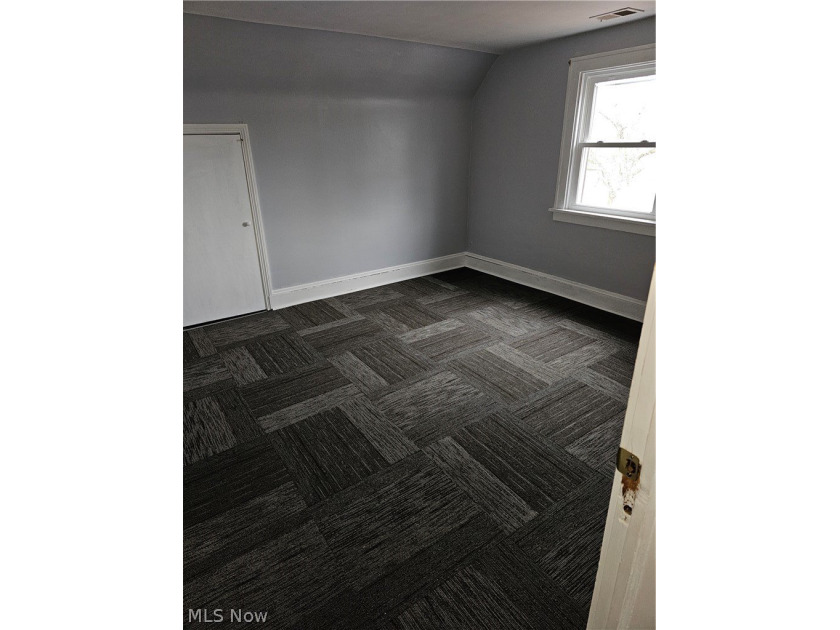 Income producing Triplex to add to your portfolio! Below market - photo 4