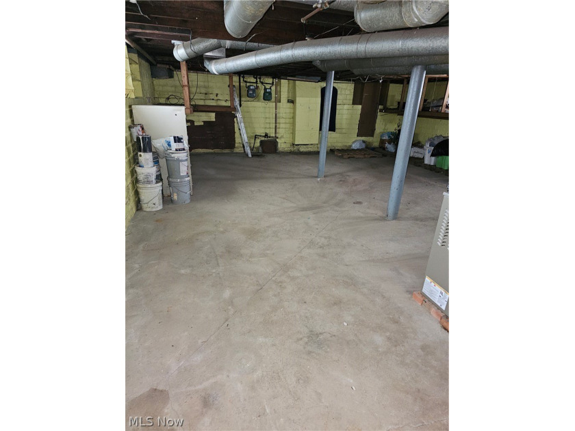 Income producing Triplex to add to your portfolio! Below market - photo 8