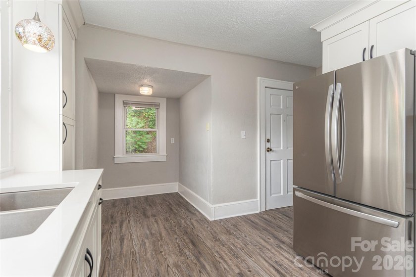 Welcome home to this charming 2-bedroom, 1-bath bungalow nestled - photo 8
