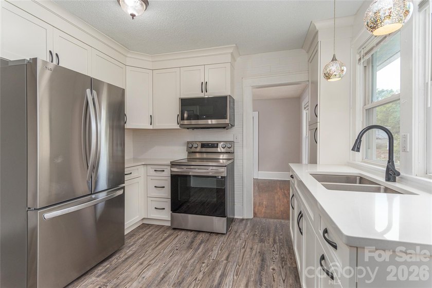Welcome home to this charming 2-bedroom, 1-bath bungalow nestled - photo 9