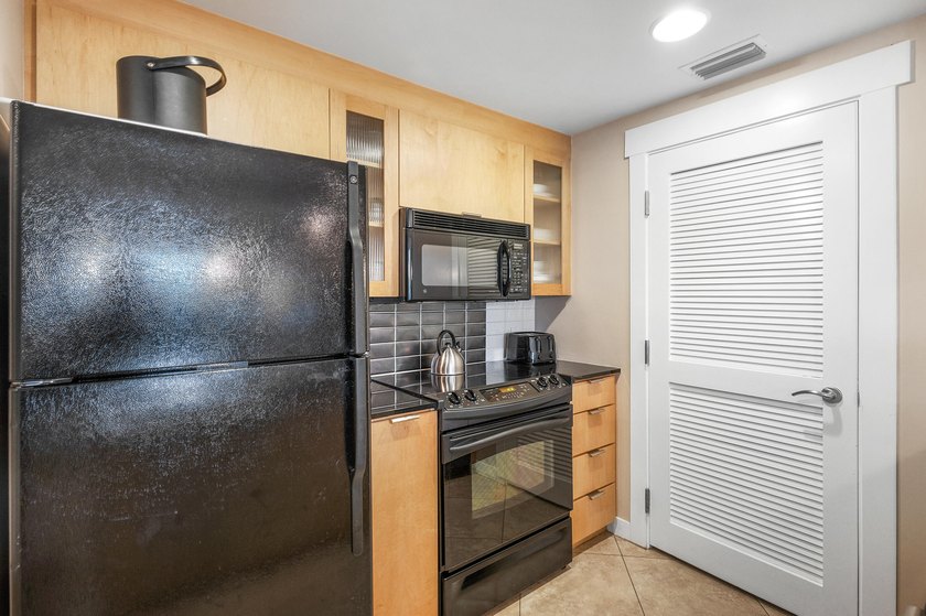 Escape to this fully furnished, groundfloor unit in sought-after - photo 4