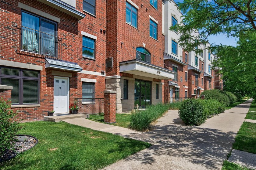 Beautifully updated condo in the heart of the highly - photo 7