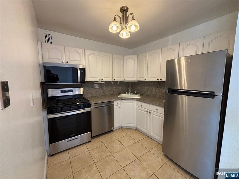 Bright, west facing 2 BR, 2 Bath coop in the heart of Fort Lee - photo 13