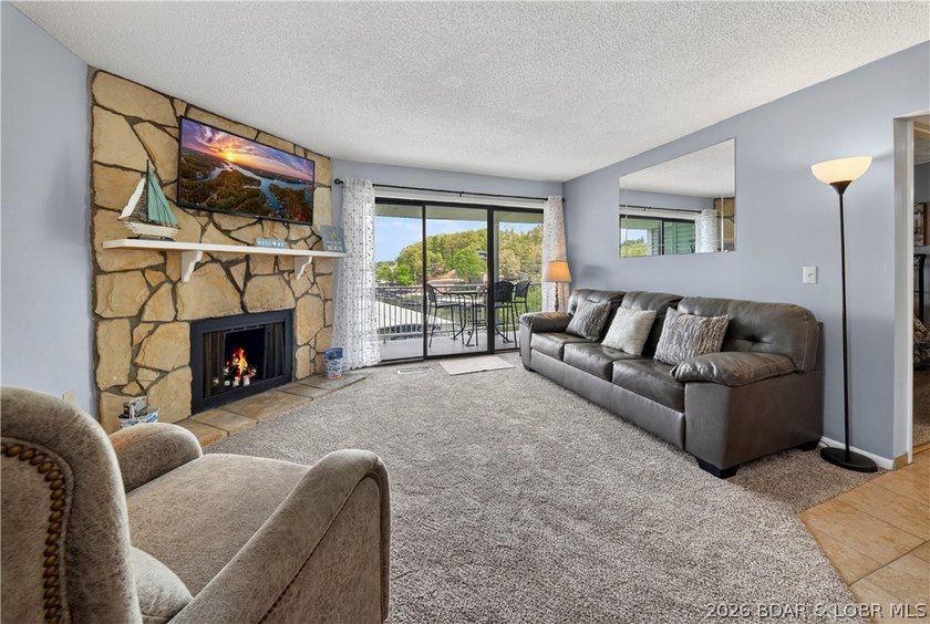 Fresh, clean &amp; updated 2-level condo in the highly desirable - photo 2