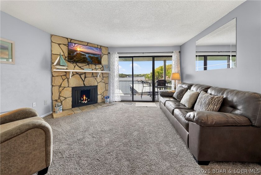 Fresh, clean &amp; updated 2-level condo in the highly desirable - photo 3