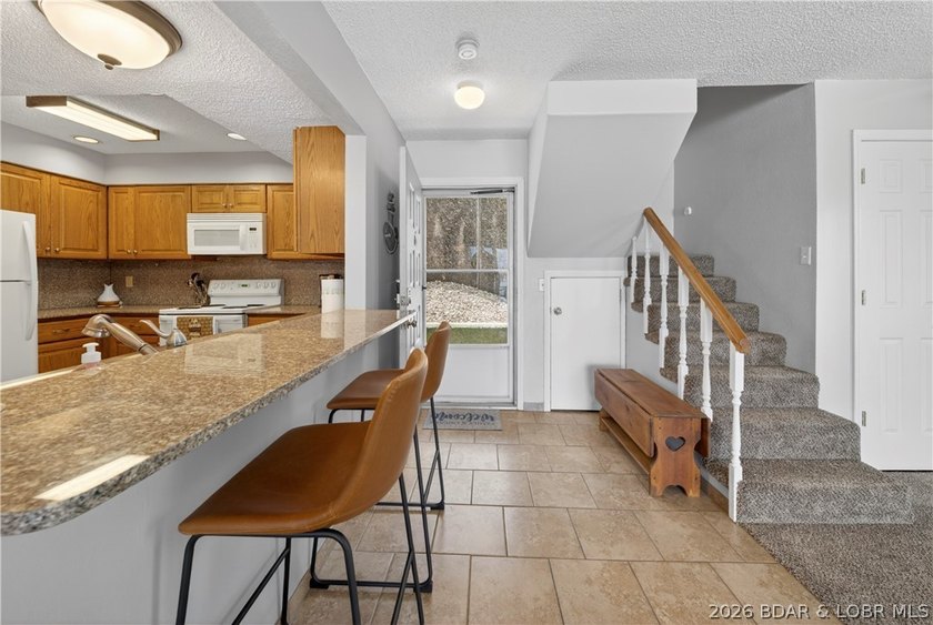 Fresh, clean &amp; updated 2-level condo in the highly desirable - photo 5