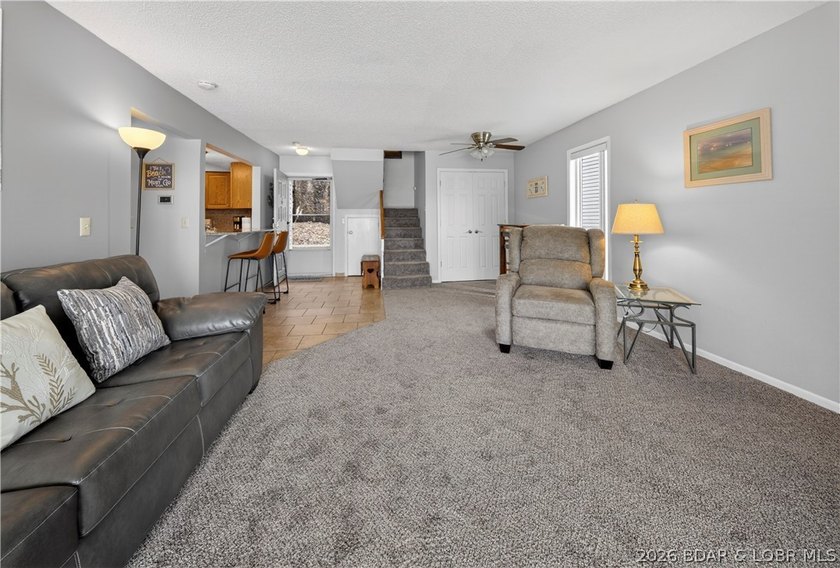 Fresh, clean &amp; updated 2-level condo in the highly desirable - photo 7
