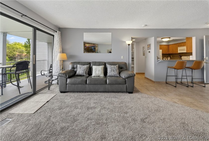 Fresh, clean &amp; updated 2-level condo in the highly desirable - photo 8