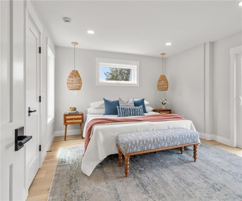 Beautifully transformed from top to bottom, this exceptional - photo 16