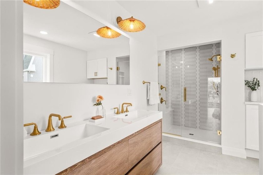 Beautifully transformed from top to bottom, this exceptional - photo 18