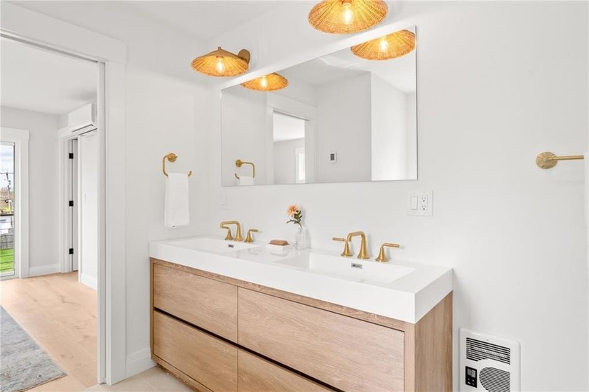 Beautifully transformed from top to bottom, this exceptional - photo 19