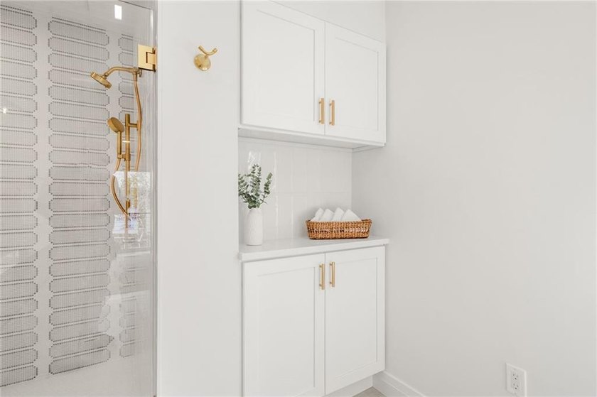 Beautifully transformed from top to bottom, this exceptional - photo 22