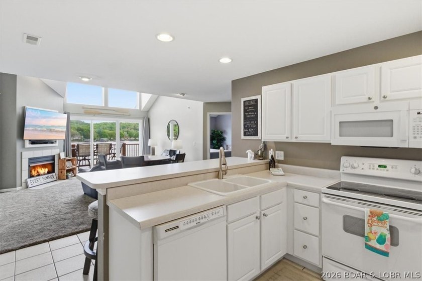 REDUCED! WOW, just WOW! 4 bedrooms, 3 full baths, a 12 x 32 boat - photo 6