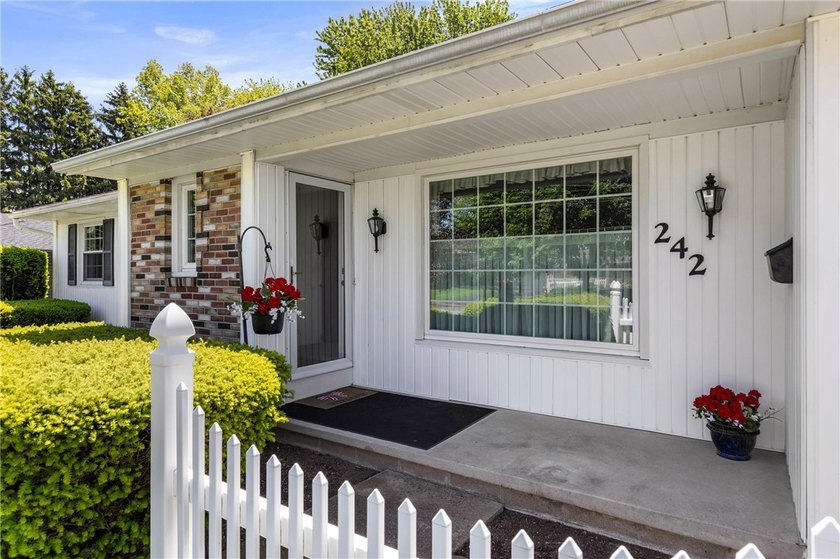 Enjoy the ease of single-level ranch living in this - photo 4