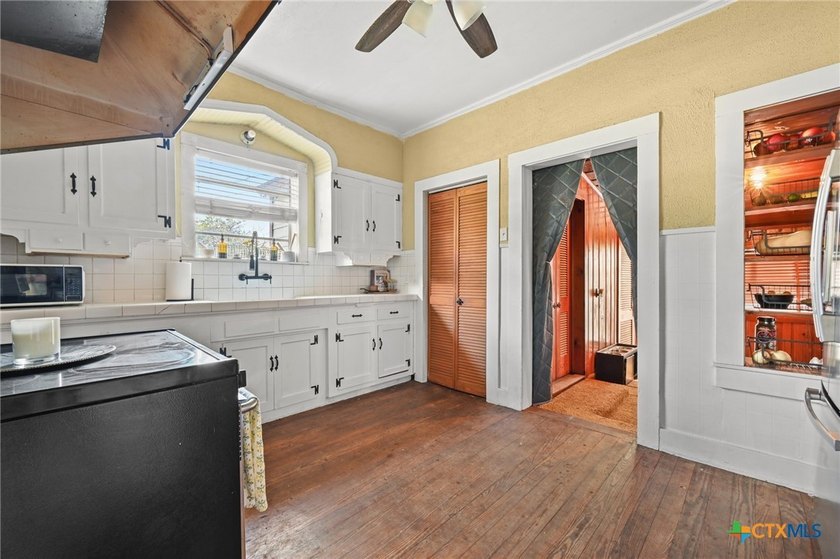Opportunity knocks in the heart of Martindale! This charming - photo 11