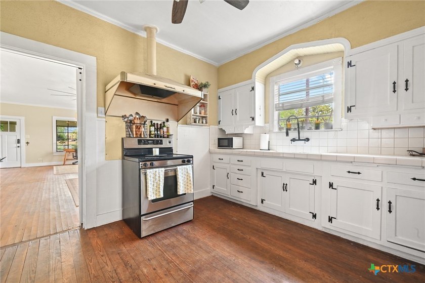 Opportunity knocks in the heart of Martindale! This charming - photo 12
