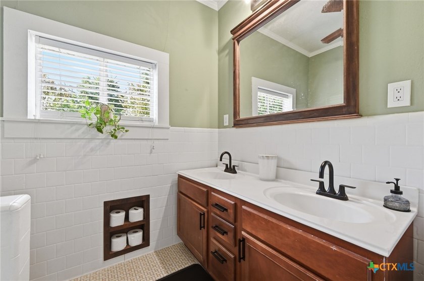 Opportunity knocks in the heart of Martindale! This charming - photo 21