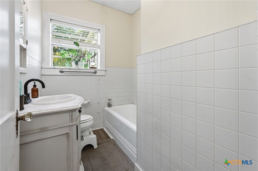 Opportunity knocks in the heart of Martindale! This charming - photo 25