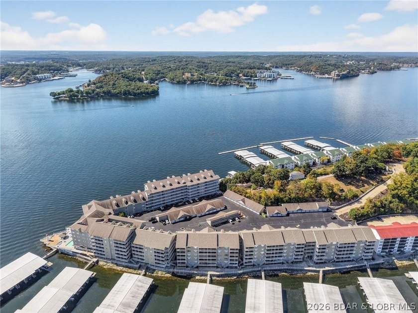 Lakefront living at its best! This 3BR/2BA, 1,400 sq ft condo in - photo 8
