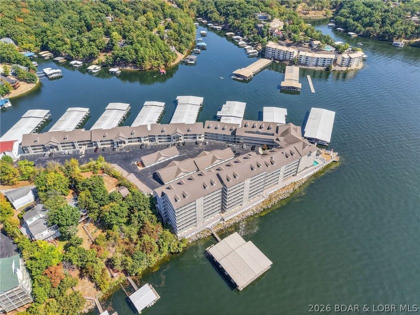 Lakefront living at its best! This 3BR/2BA, 1,400 sq ft condo in - photo 9