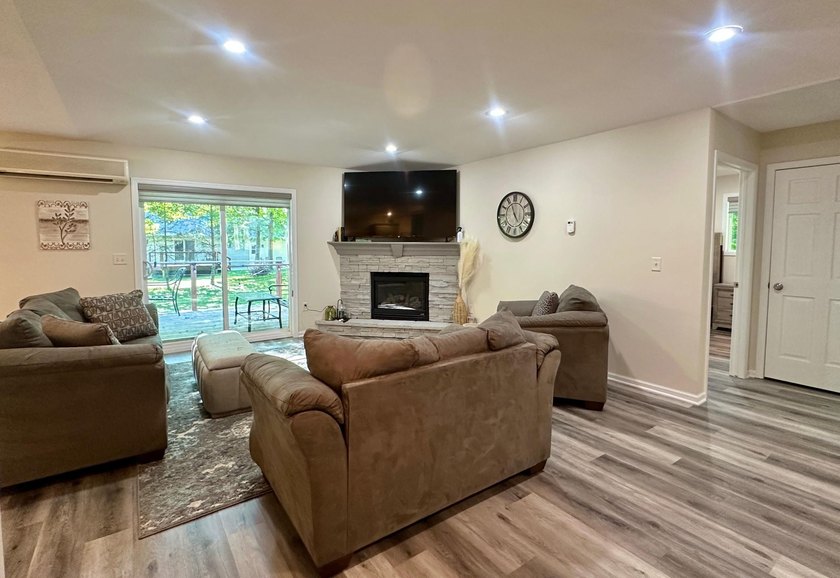 Beautifully maintained one-level living with modern updates - photo 14