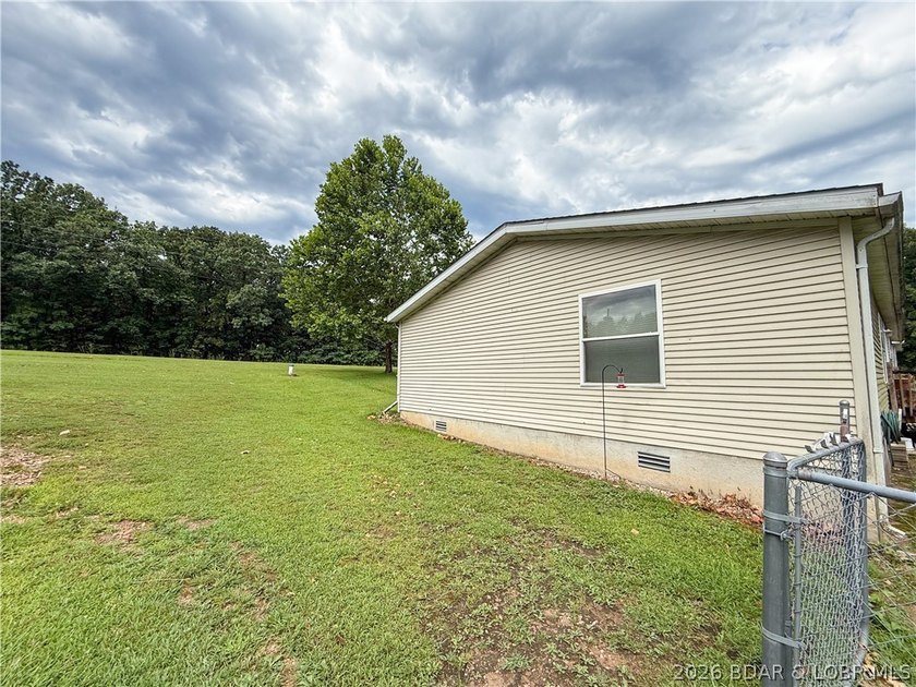 Enjoy privacy, space and a convenient location with this 3 - photo 18