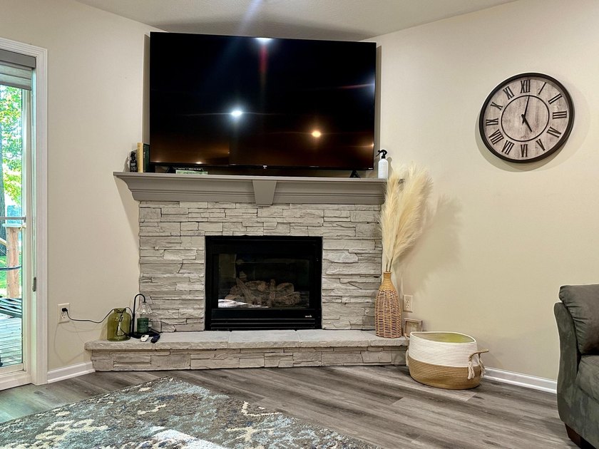 Beautifully maintained one-level living with modern updates - photo 18