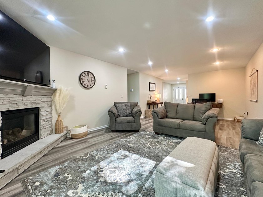 Beautifully maintained one-level living with modern updates - photo 19