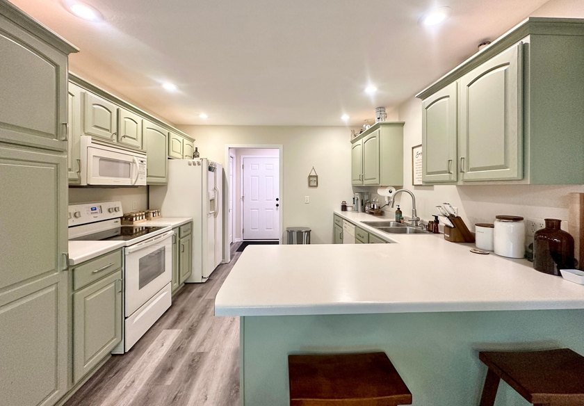 Beautifully maintained one-level living with modern updates - photo 21