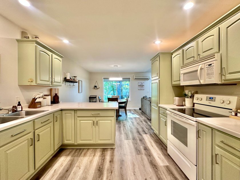 Beautifully maintained one-level living with modern updates - photo 22