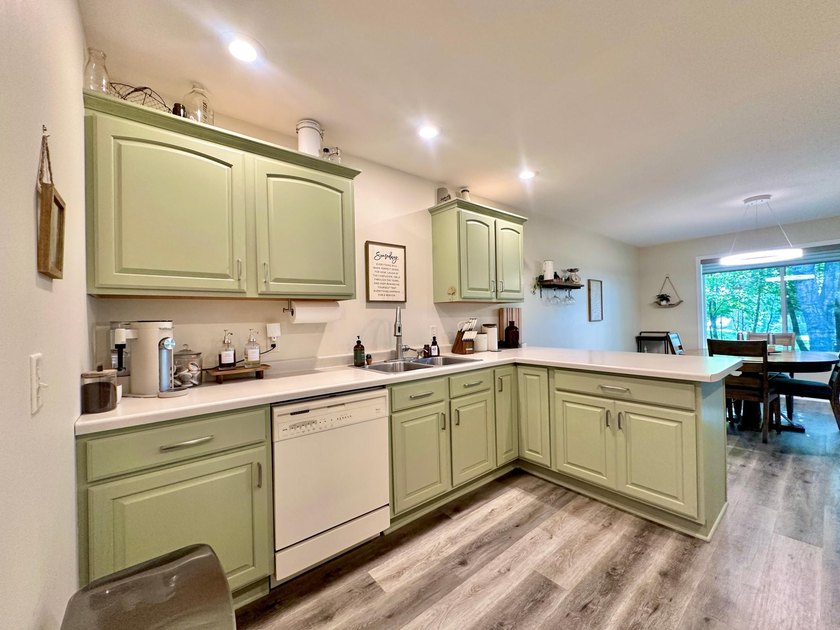 Beautifully maintained one-level living with modern updates - photo 23