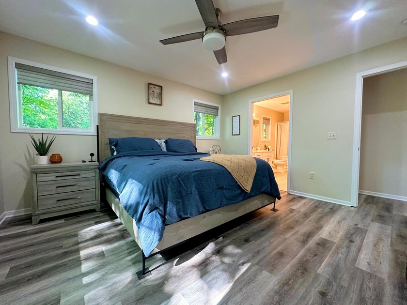 Beautifully maintained one-level living with modern updates - photo 30