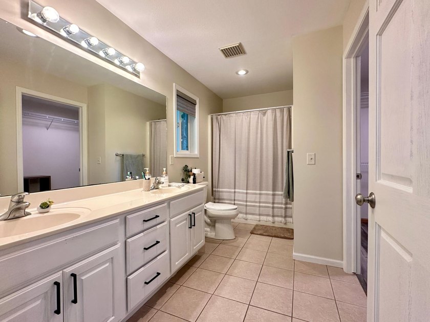 Beautifully maintained one-level living with modern updates - photo 33