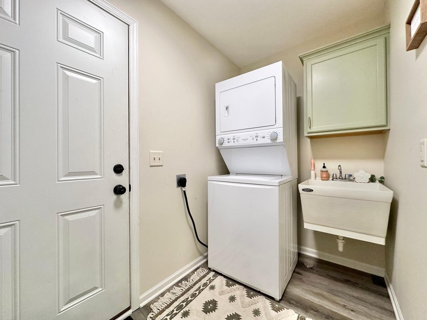 Beautifully maintained one-level living with modern updates - photo 36