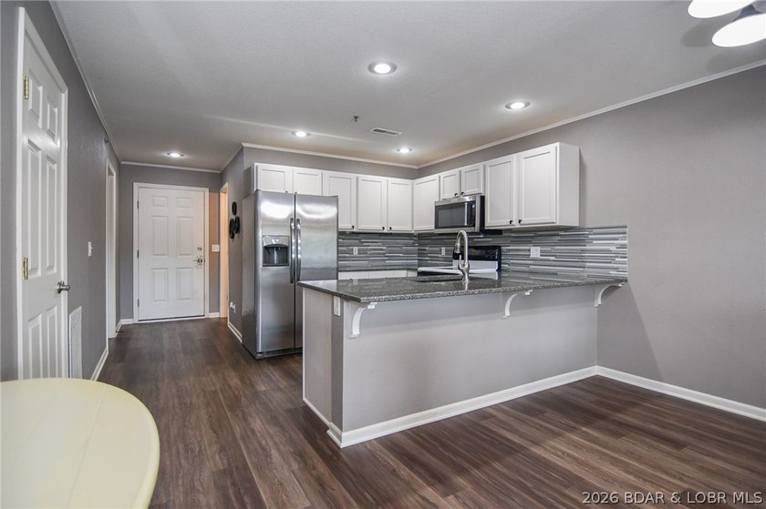 This is the perfect lakefront condo just in time for summer! - photo 3