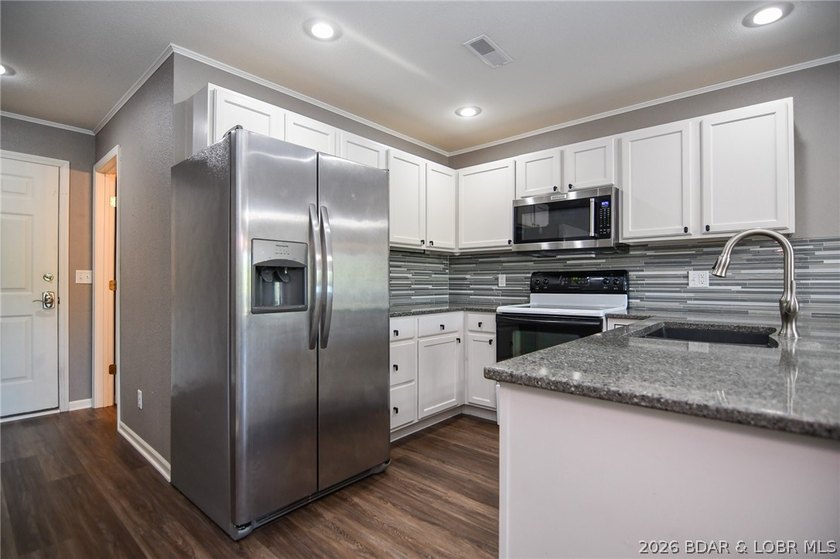 This is the perfect lakefront condo just in time for summer! - photo 4